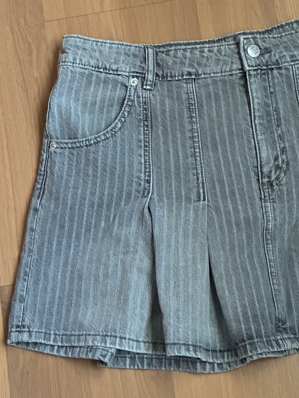 Zara Gray/White Pinstripe Pleated Denim Mini Skirt NWT - Picture 3 of 6